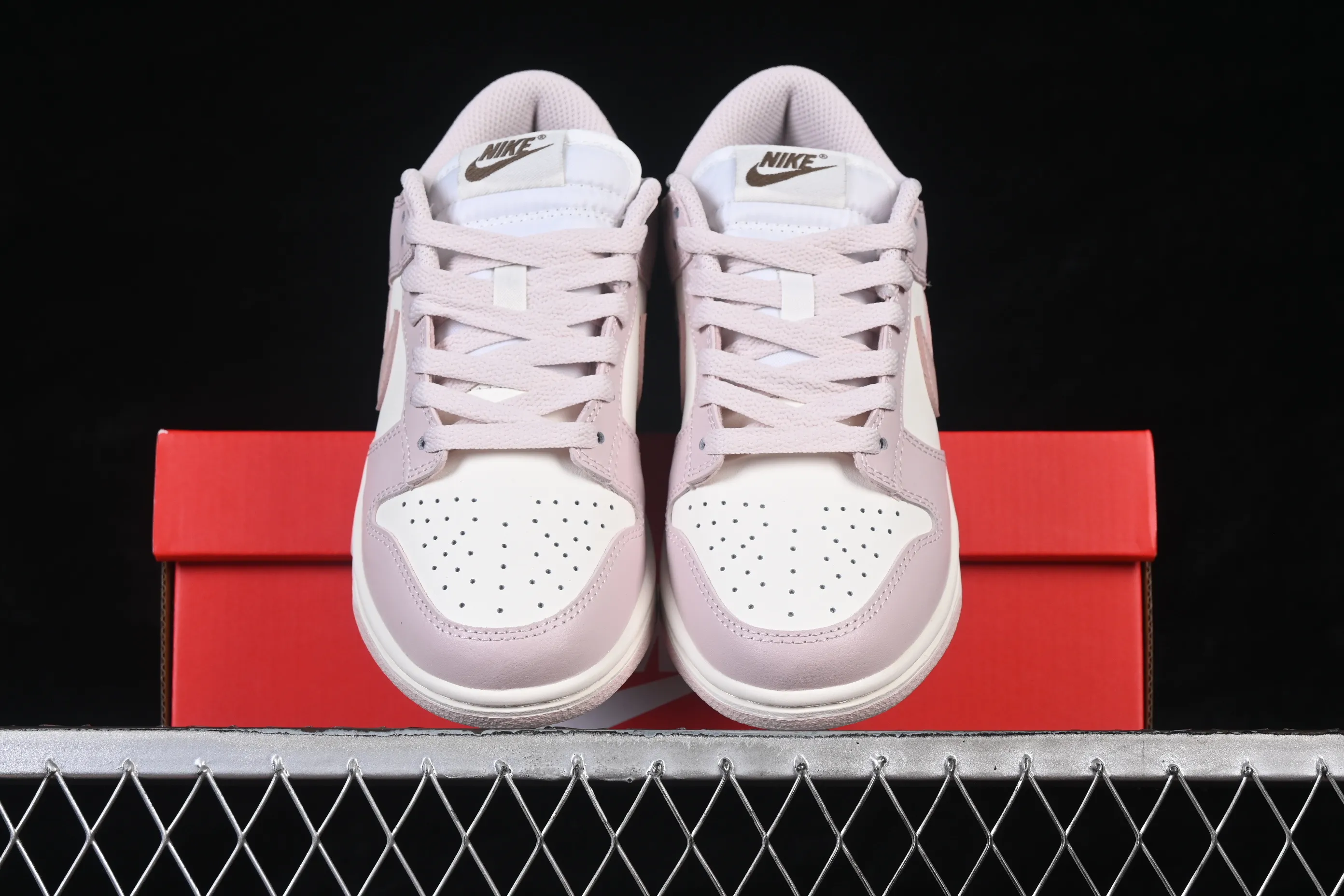 All categories Nk SB Dunk Series Nk SB Dunk Low High-end customized low-top sneakers Nike SB Dunk Low white and pink color low-top casual sneakers IM6572-602